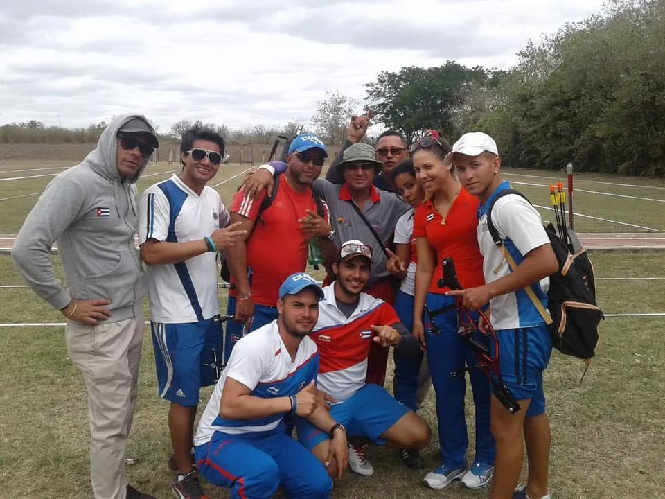 Sandy Fernández Fernández junto al equipo cubano de tiro con arco
