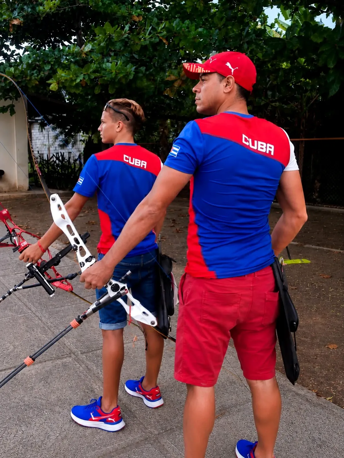 Preparación competitiva de tiro con arco con el uniforme de Cuba
