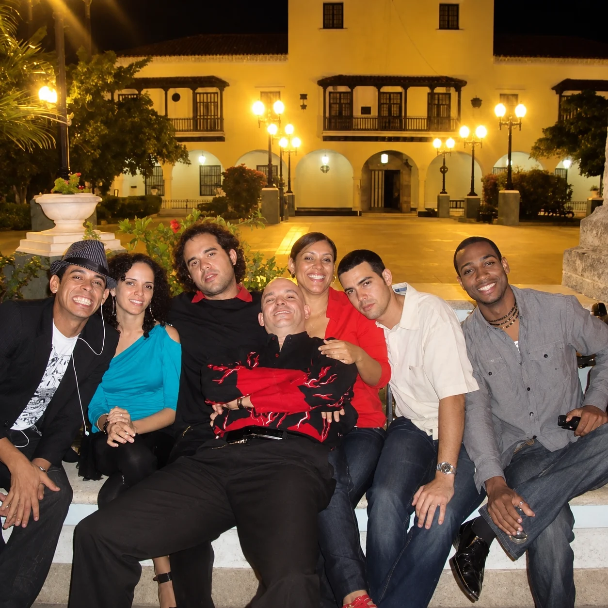 Encuentro de grupo en una plaza por la noche