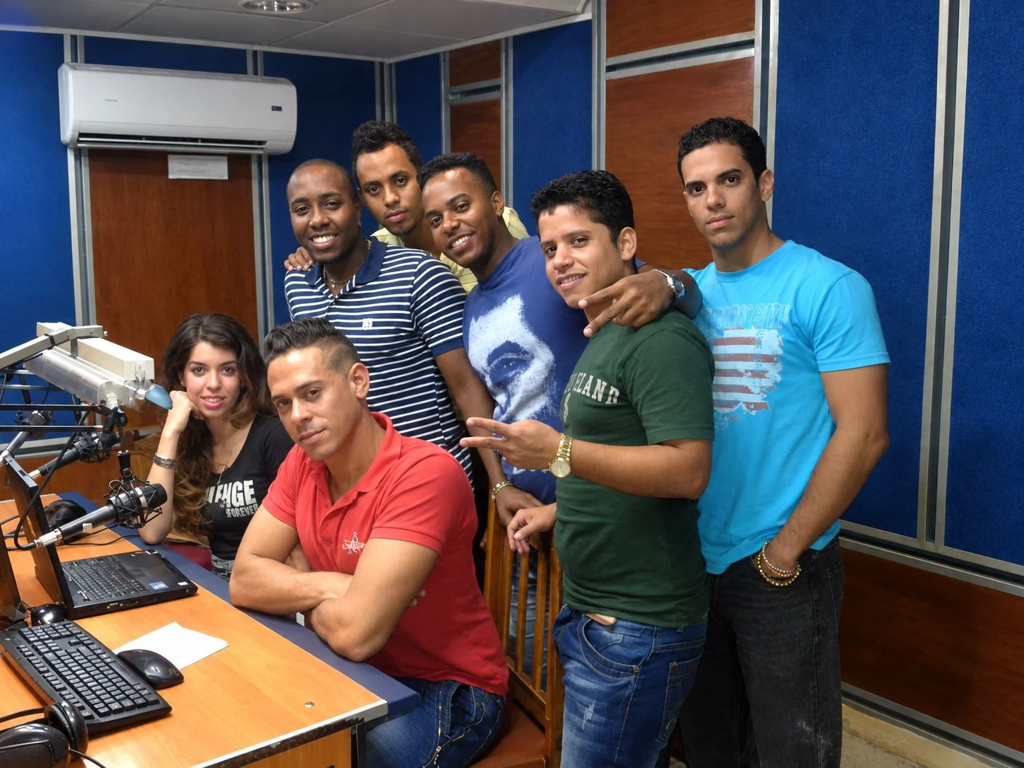 Encuentro de grupo en un estudio de radio