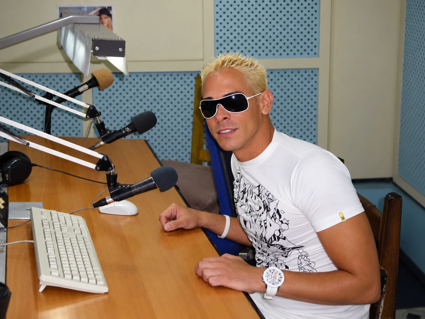 Frente a los micrófonos de un estudio de radio