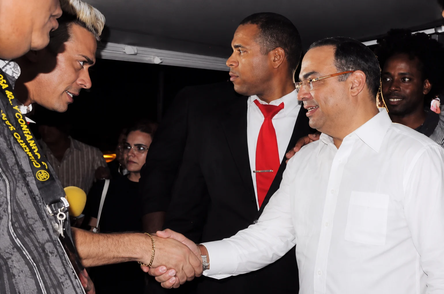 Saludo durante la cobertura de un evento