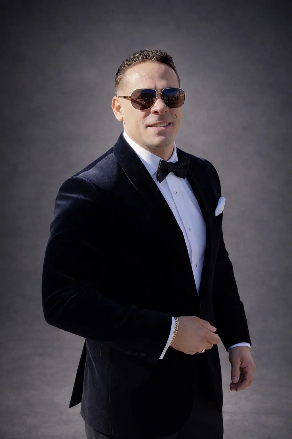 Retrato formal vertical de Sandy Fernández Fernández, conocido como Sandy Show Miami